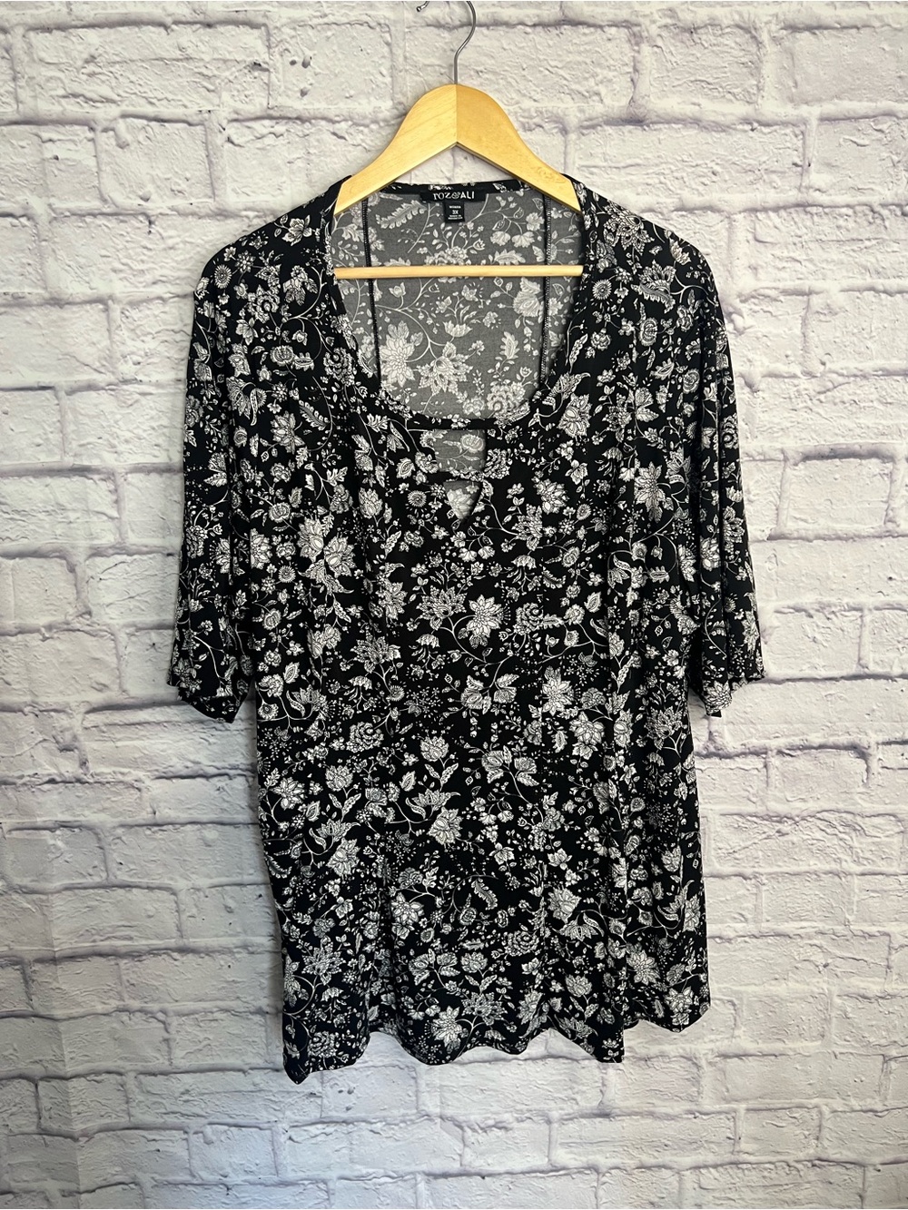 Roz & Ali Black & White Floral Tunic Top – Women’s 3X